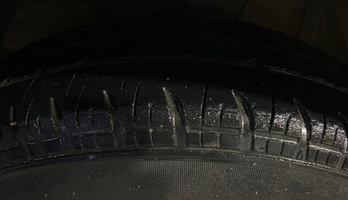 2022 Maruti Dzire LXI, CNG, Manual, 32,307 km, Left Front Tyre Tread