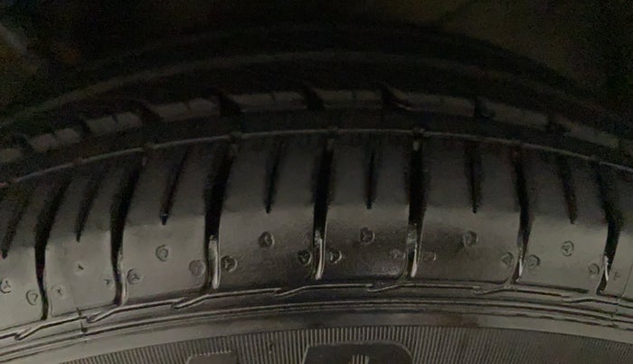 2016 Maruti Ciaz VXI+, Petrol, Manual, 33,926 km, Left Rear Tyre Tread