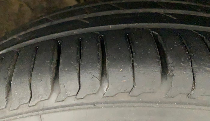 2014 Volkswagen Polo HIGHLINE1.2L, Petrol, Manual, 53,897 km, Right Front Tyre Tread