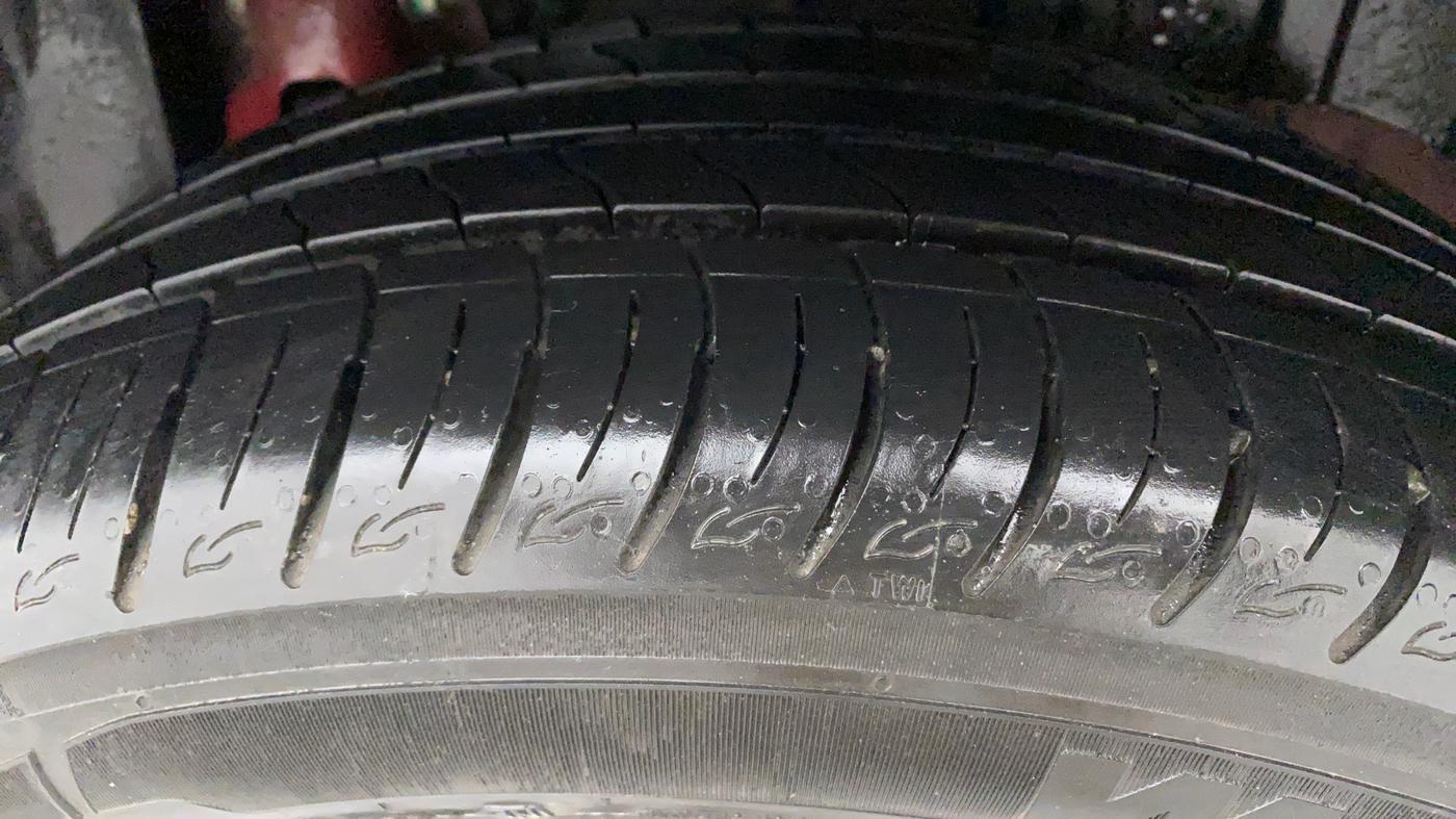 2022 Mahindra XUV300 W8 (O) 1.2 PETROL AMT, Petrol, Automatic, 8,444 km, Left Rear Tyre Tread