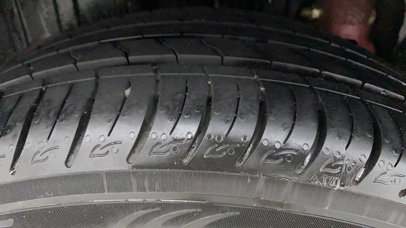 2022 Mahindra XUV300 W8 (O) 1.2 PETROL AMT, Petrol, Automatic, 8,444 km, Right Rear Tyre Tread