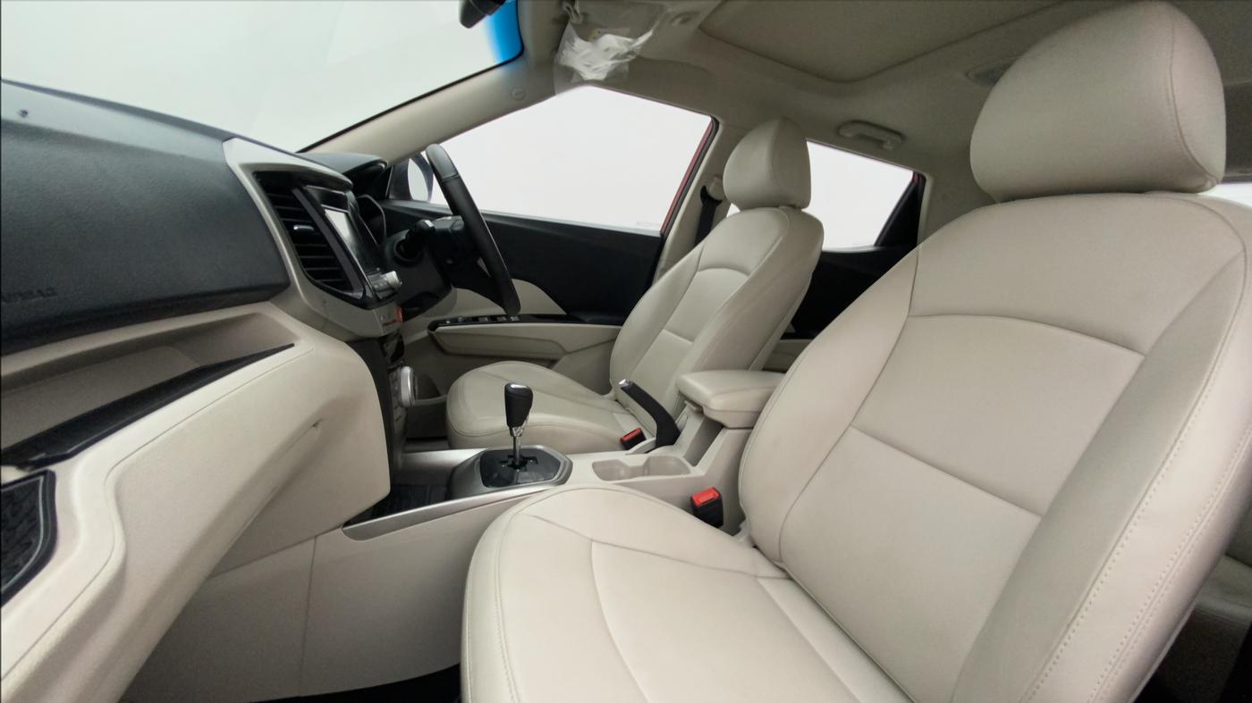 2022 Mahindra XUV300 W8 (O) 1.2 PETROL AMT, Petrol, Automatic, 8,444 km, Right Side Front Door Cabin