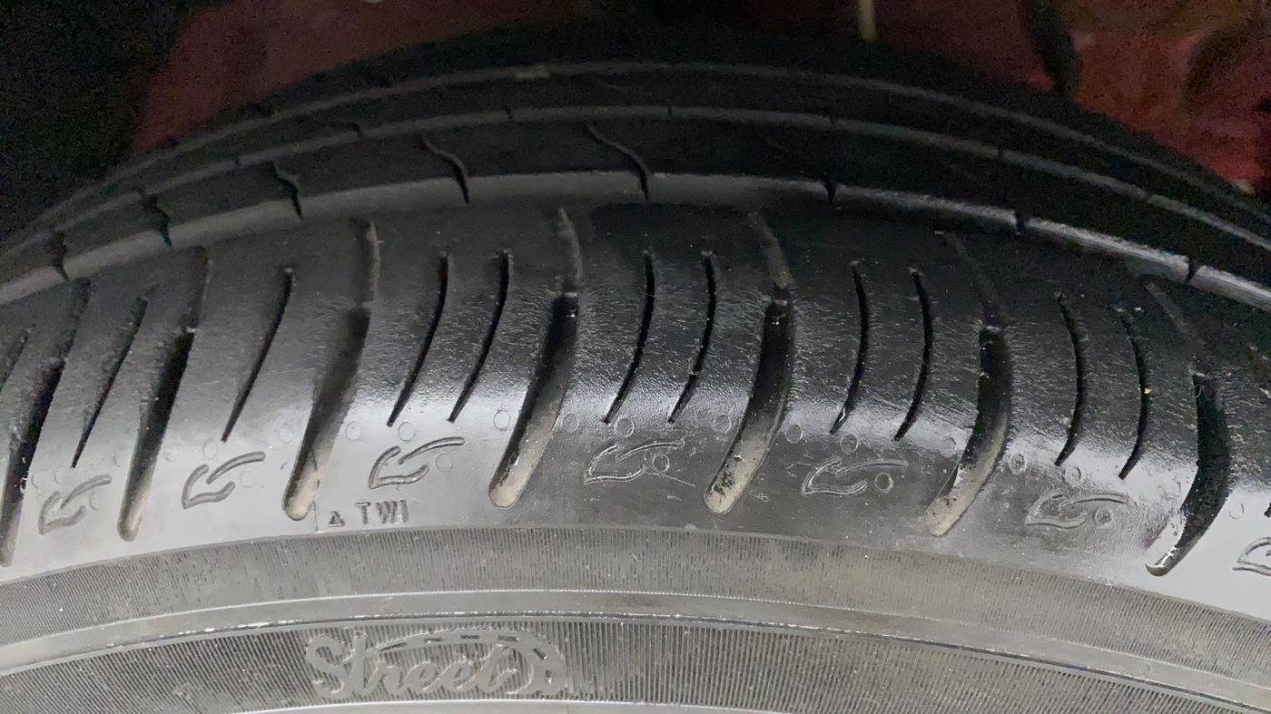 2022 Mahindra XUV300 W8 (O) 1.2 PETROL AMT, Petrol, Automatic, 8,444 km, Right Front Tyre Tread
