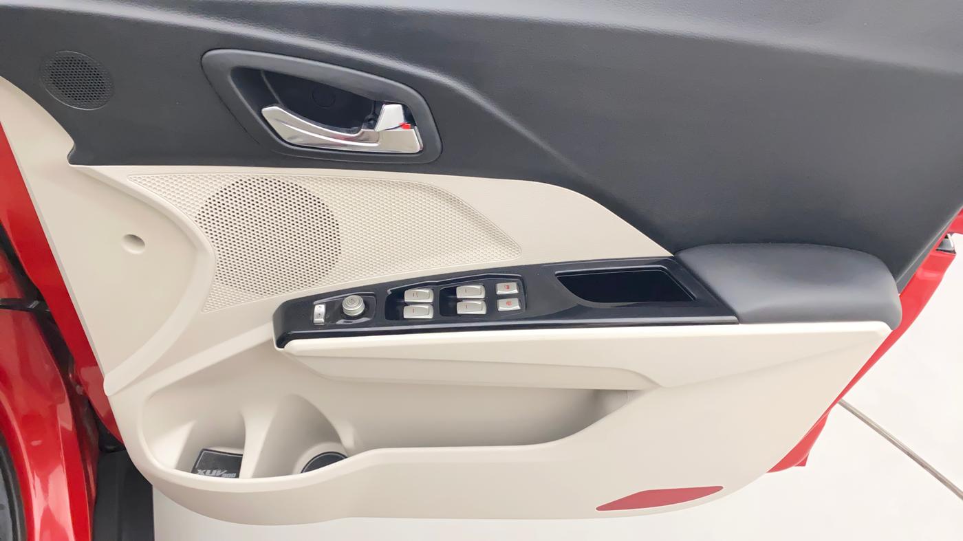2022 Mahindra XUV300 W8 (O) 1.2 PETROL AMT, Petrol, Automatic, 8,444 km, Driver Side Door Panels Control