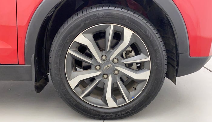 2022 Mahindra XUV300 W8 (O) 1.2 PETROL AMT, Petrol, Automatic, 8,444 km, Right Front Wheel