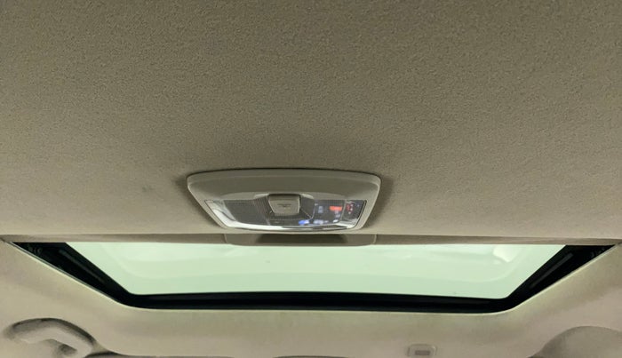2022 Mahindra XUV300 W8 (O) 1.2 PETROL AMT, Petrol, Automatic, 8,444 km, Moonroof/ Sunroof