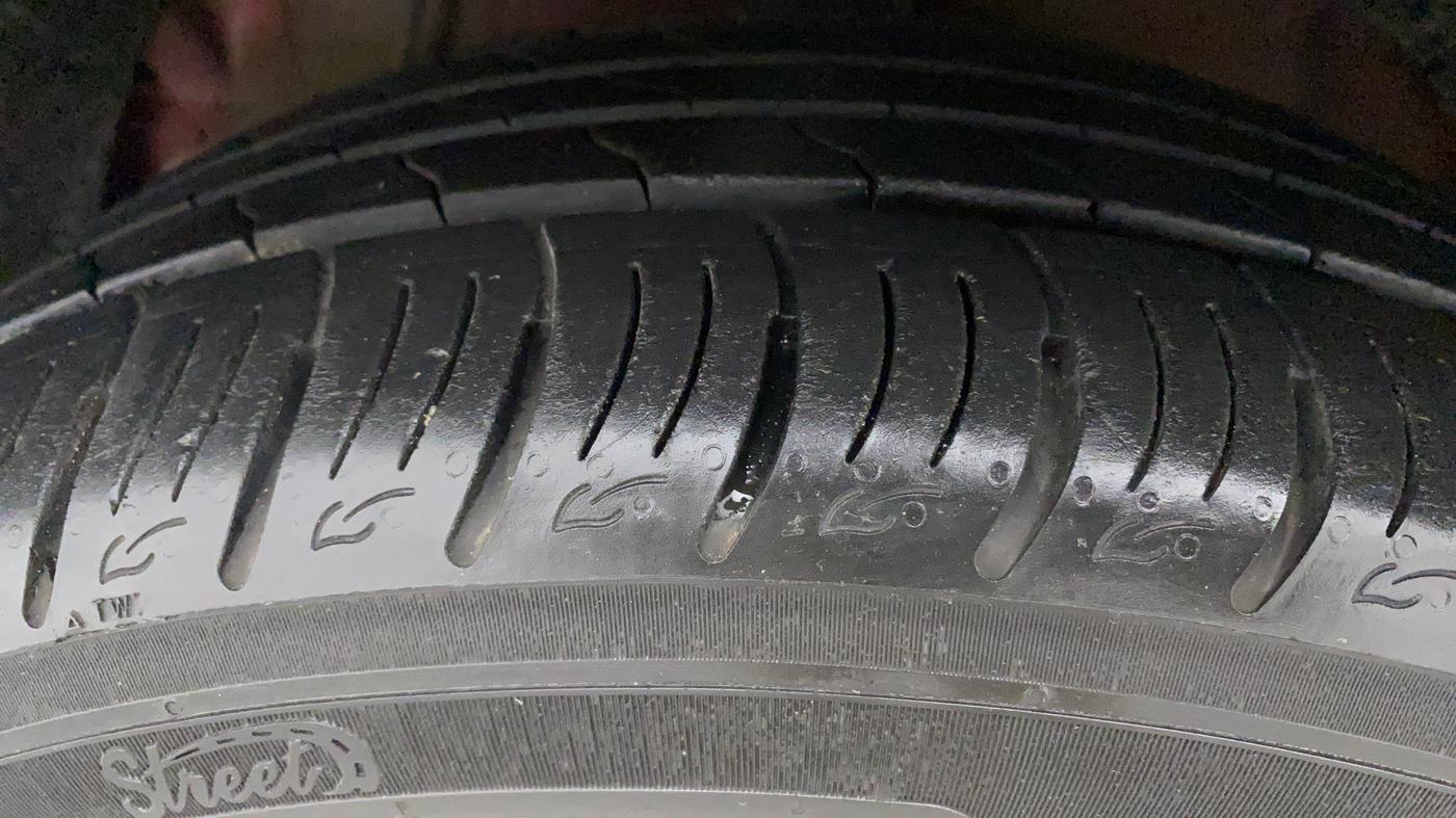 2022 Mahindra XUV300 W8 (O) 1.2 PETROL AMT, Petrol, Automatic, 8,444 km, Left Front Tyre Tread