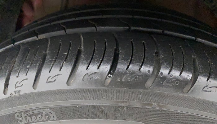 2022 Mahindra XUV300 W8 (O) 1.2 PETROL AMT, Petrol, Automatic, 8,444 km, Left Front Tyre Tread