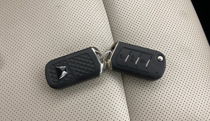 2021 Mahindra XUV700 AX 7 LUXURY P AT 7 STR, Petrol, Automatic, 44,322 km, Key Close Up