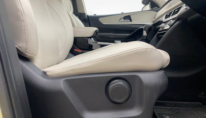 2021 Mahindra XUV700 AX 7 LUXURY P AT 7 STR, Petrol, Automatic, 44,322 km, Driver Side Adjustment Panel