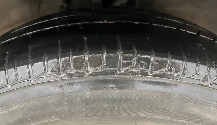 2014 Hyundai i10 SPORTZ 1.1, Petrol, Manual, 67,556 km, Right Front Tyre Tread