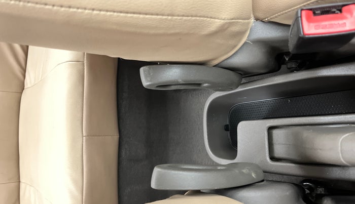 2014 Hyundai i10 SPORTZ 1.1, Petrol, Manual, 67,556 km, Driver Side Adjustment Panel