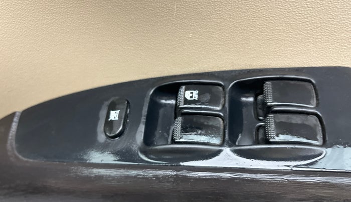 2014 Hyundai i10 SPORTZ 1.1, Petrol, Manual, 67,556 km, Driver Side Door Panels Control