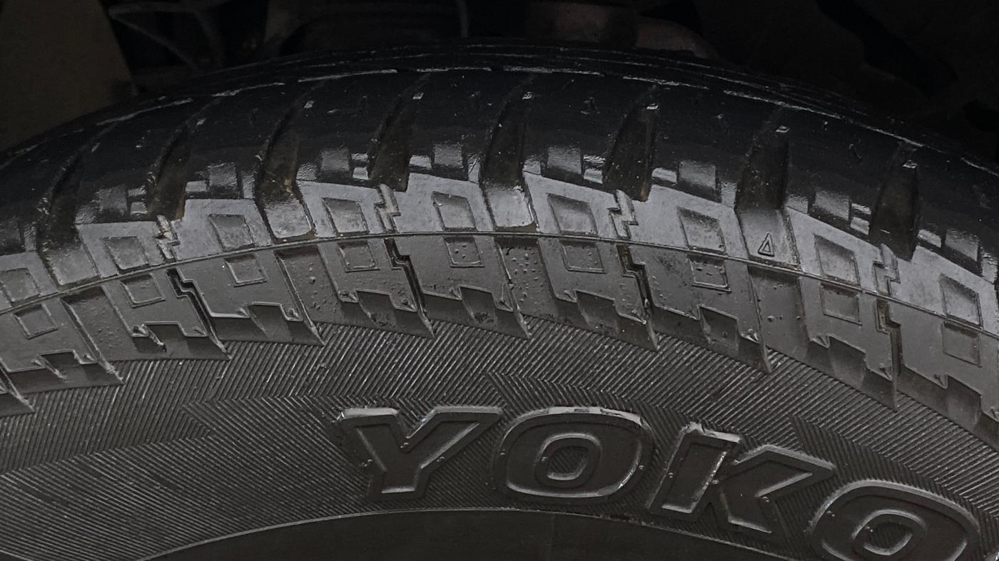 2017 Ford Endeavour TITANIUM 3.2 4X4 AT, Diesel, Automatic, 1,35,440 km, Left Front Tyre Tread