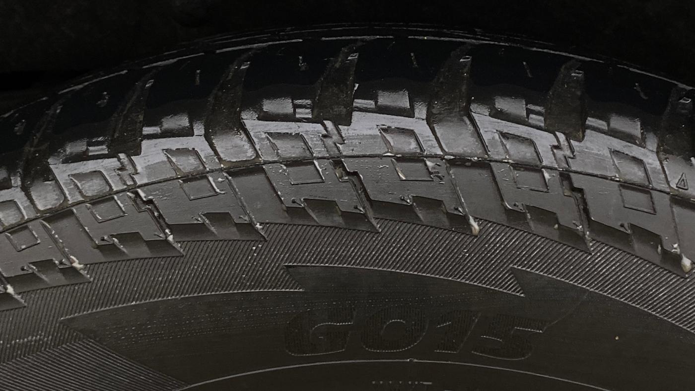 2017 Ford Endeavour TITANIUM 3.2 4X4 AT, Diesel, Automatic, 1,35,440 km, Right Rear Tyre Tread
