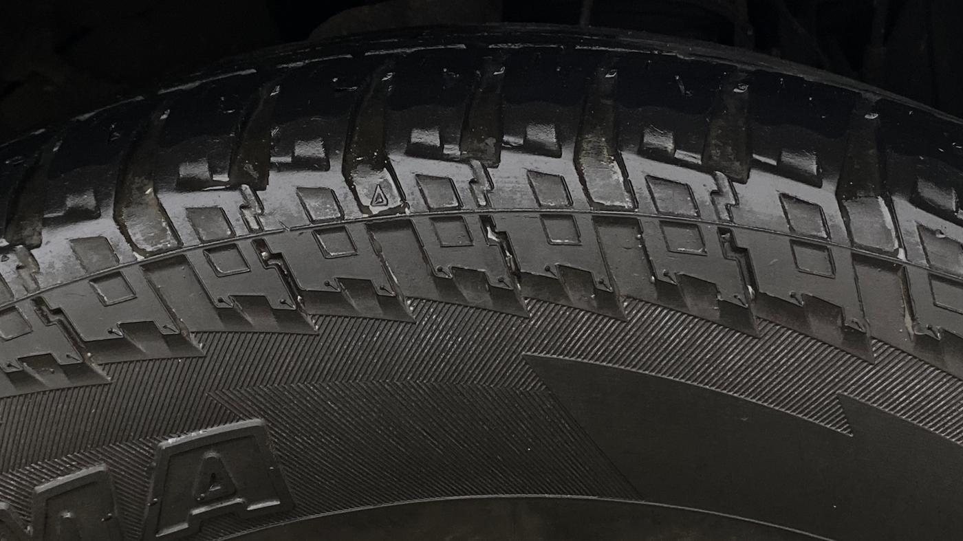 2017 Ford Endeavour TITANIUM 3.2 4X4 AT, Diesel, Automatic, 1,35,440 km, Right Front Tyre Tread