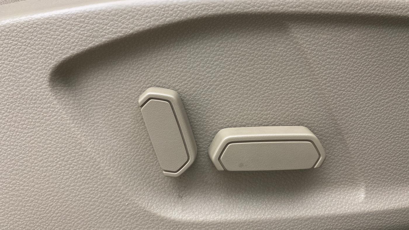 2017 Ford Endeavour TITANIUM 3.2 4X4 AT, Diesel, Automatic, 1,35,440 km, Driver Side Adjustment Panel