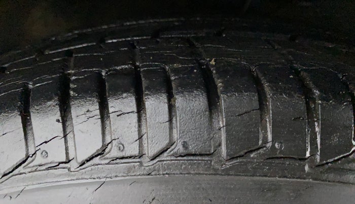 2012 Hyundai i10 MAGNA 1.2, Petrol, Manual, 14,300 km, Right Front Tyre Tread