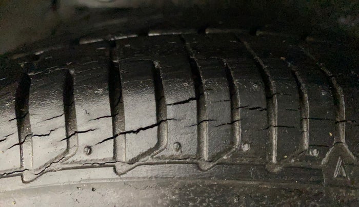 2012 Hyundai i10 MAGNA 1.2, Petrol, Manual, 14,300 km, Right Rear Tyre Tread