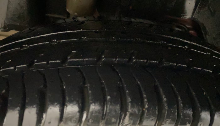 2016 Ford New Figo TITANIUM 1.2 PETROL MT, Petrol, Manual, 24,042 km, Right Rear Tyre Tread