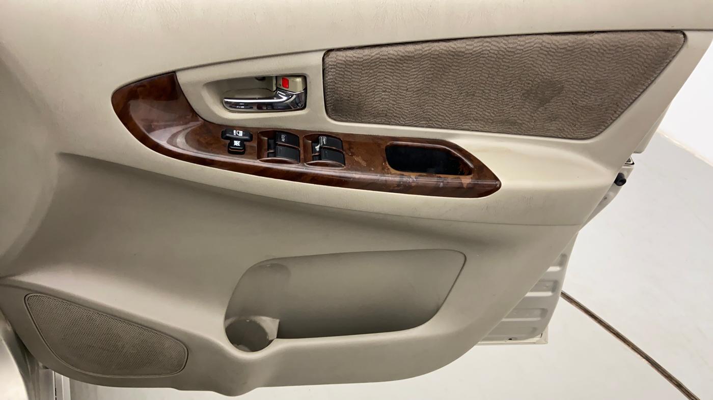 2013 Toyota Innova 2.5 VX 7 STR BS IV, Diesel, Manual, 1,13,604 km, Driver Side Door Panels Controls