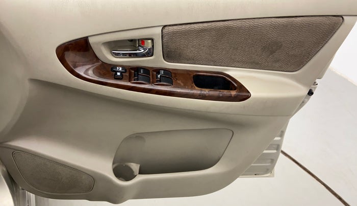 2013 Toyota Innova 2.5 VX 7 STR BS IV, Diesel, Manual, 1,13,604 km, Driver Side Door Panels Controls