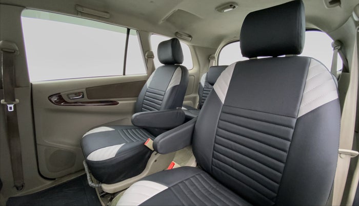 2013 Toyota Innova 2.5 VX 7 STR BS IV, Diesel, Manual, 1,13,604 km, Right Side Door Cabin View