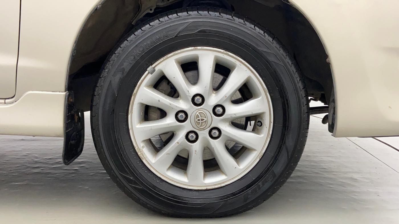 2013 Toyota Innova 2.5 VX 7 STR BS IV, Diesel, Manual, 1,13,604 km, Right Front Tyre