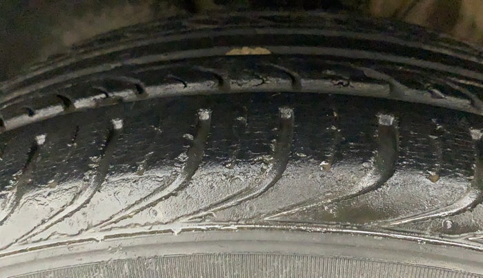 2013 Skoda Rapid 1.6 MPI ACTIVE, Petrol, Manual, 72,404 km, Left Front Tyre Tread