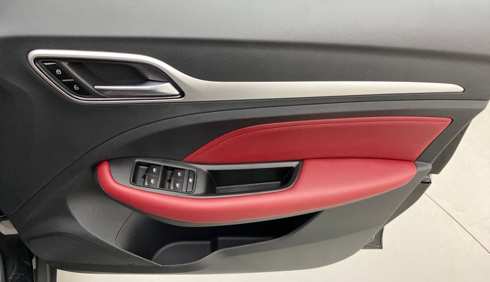 2022 MG ASTOR SAVVY 1.5 CVT S RED, Petrol, Automatic, 3,751 km, Driver Side Door Panels Control