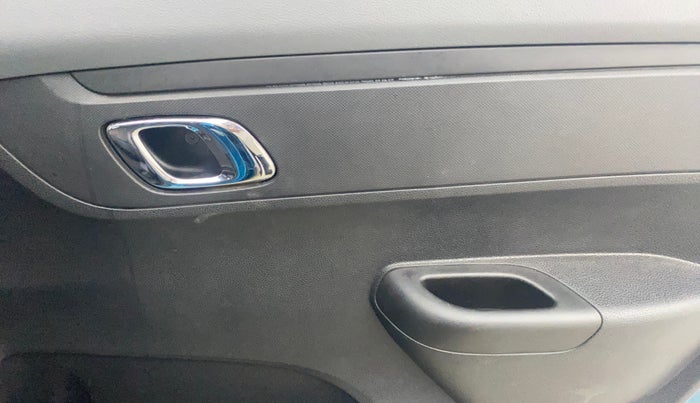 2020 Renault Kwid RXT 1.0 AMT (O), Petrol, Automatic, 35,456 km, Driver Side Door Panels Control