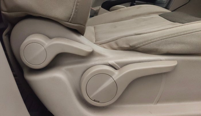 2015 Mahindra XUV500 W8, Diesel, Manual, 1,14,318 km, Driver Side Adjustment Panel