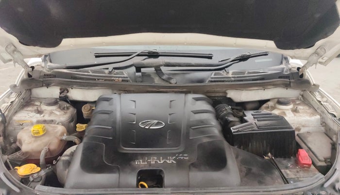 2015 Mahindra XUV500 W8, Diesel, Manual, 1,14,318 km, Engine View