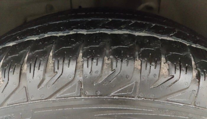 2015 Mahindra XUV500 W8, Diesel, Manual, 1,14,318 km, Left Front Tyre Tread