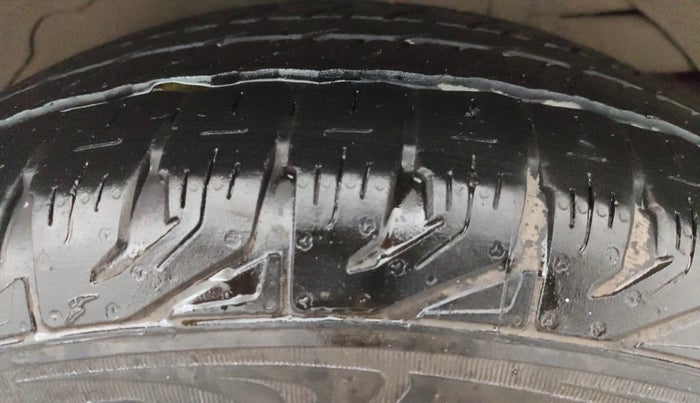 2015 Mahindra XUV500 W8, Diesel, Manual, 1,14,318 km, Left Rear Tyre Tread