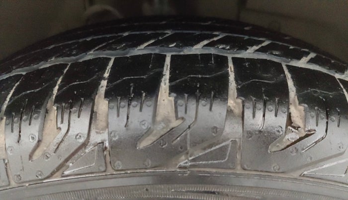 2015 Mahindra XUV500 W8, Diesel, Manual, 1,14,318 km, Right Front Tyre Tread