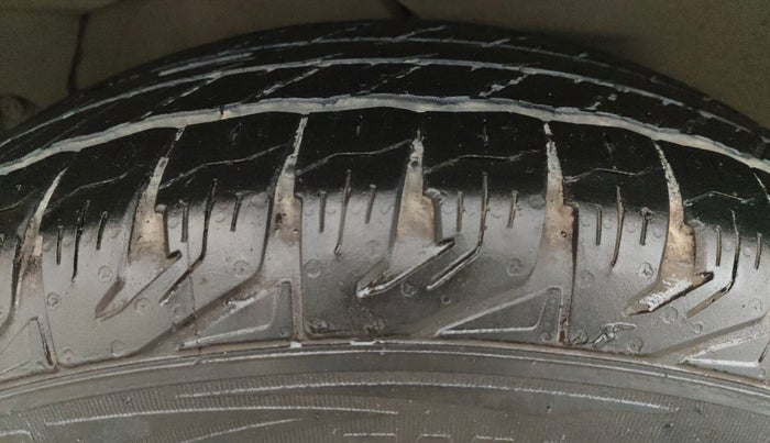 2015 Mahindra XUV500 W8, Diesel, Manual, 1,14,318 km, Right Rear Tyre Tread