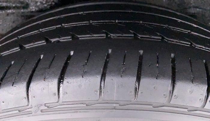 2016 Toyota Corolla Altis VL AT, Petrol, Automatic, 94,343 km, Right Rear Tyre Tread