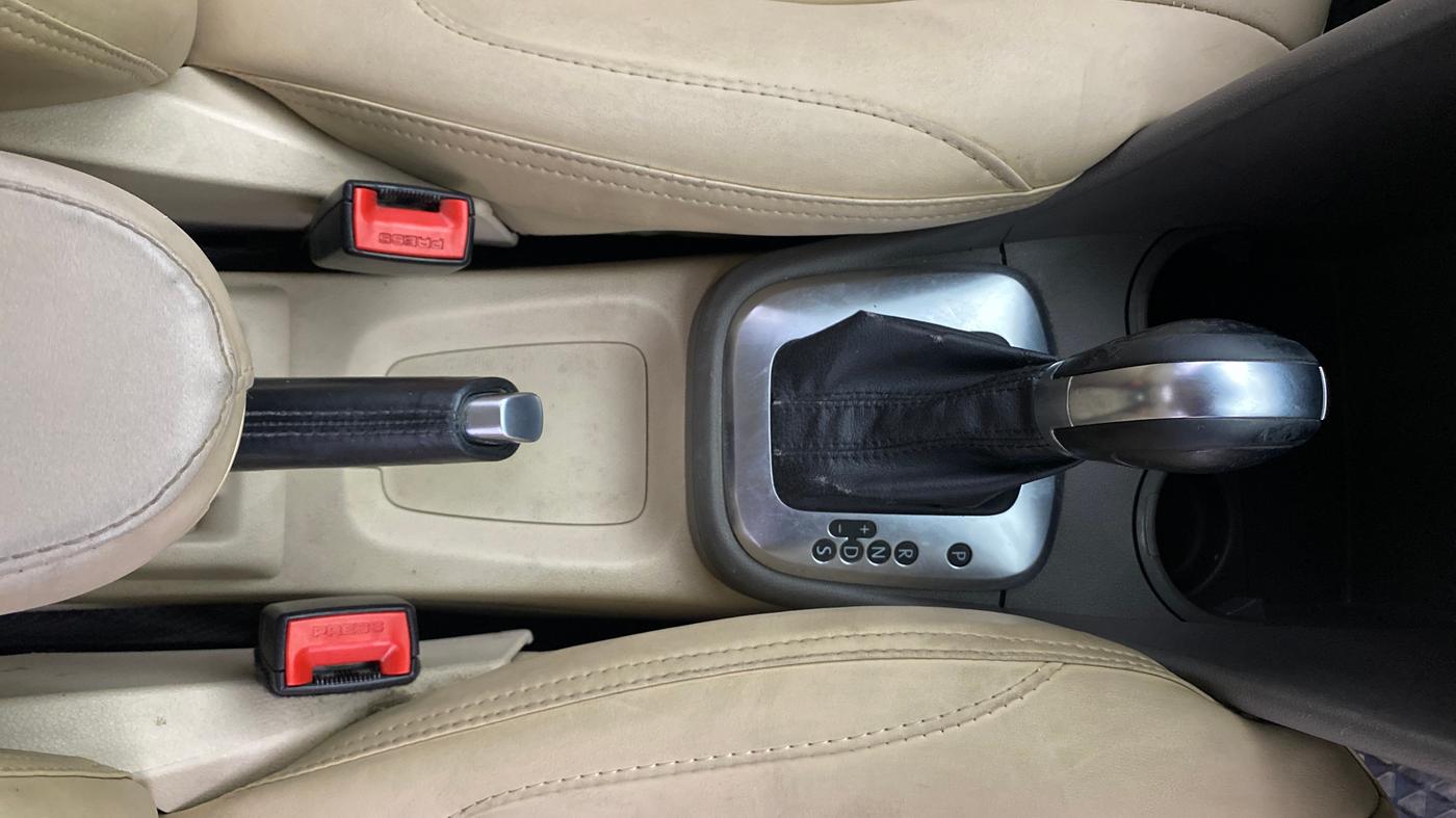 2013 Volkswagen Vento HIGHLINE PETROL AT, Petrol, Automatic, 84,536 km, Gear Lever