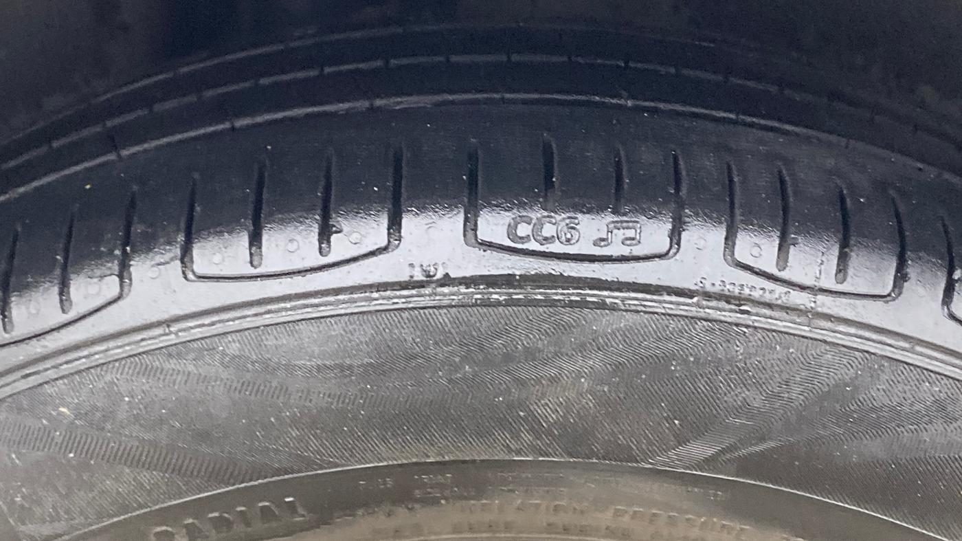 2013 Volkswagen Vento HIGHLINE PETROL AT, Petrol, Automatic, 84,536 km, Right Rear Tyre Tread