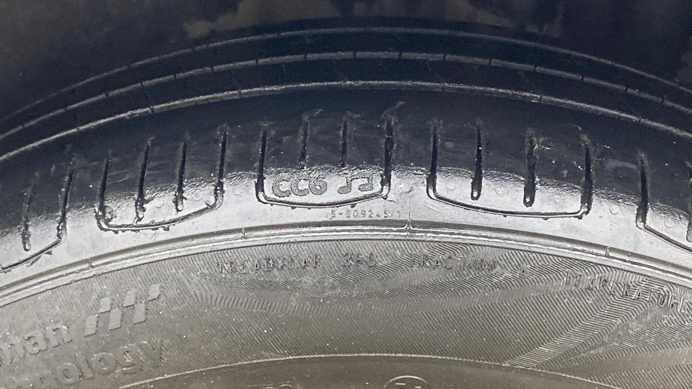 2013 Volkswagen Vento HIGHLINE PETROL AT, Petrol, Automatic, 84,536 km, Left Rear Tyre Tread