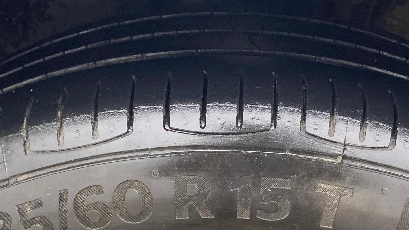 2013 Volkswagen Vento HIGHLINE PETROL AT, Petrol, Automatic, 84,536 km, Left Front Tyre Tread
