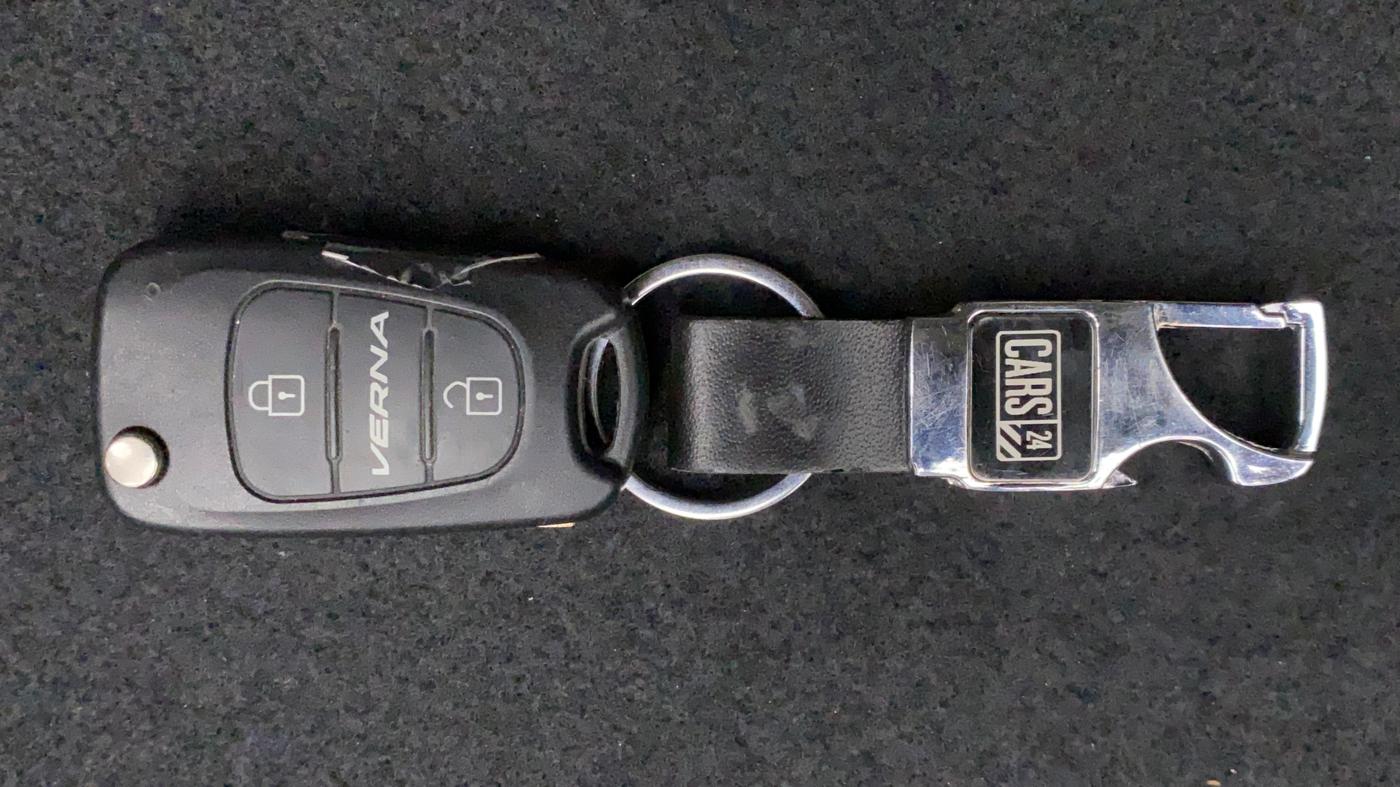 2011 Hyundai Verna FLUIDIC 1.6 VTVT SX, Petrol, Manual, 77,282 km, Key Close Up