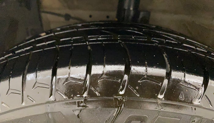 2015 Maruti Ertiga ZXI, Petrol, Manual, 96,665 km, Left Front Tyre Tread