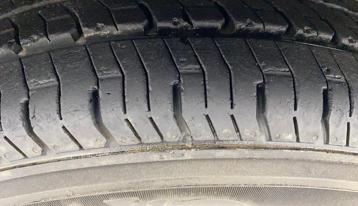 2013 Hyundai i10 SPORTZ 1.2, Petrol, Manual, 33,746 km, Left Front Tyre Tread