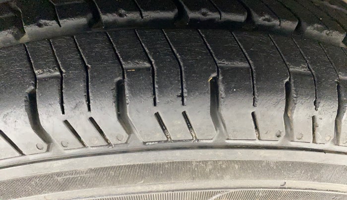 2013 Hyundai i10 SPORTZ 1.2, Petrol, Manual, 33,746 km, Right Front Tyre Tread