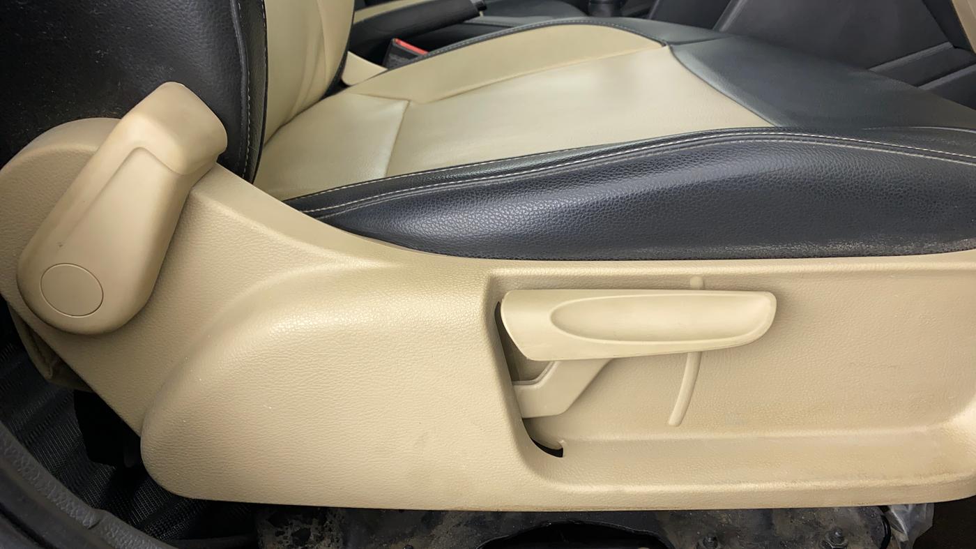 2016 Volkswagen Ameo COMFORTLINE 1.2, Petrol, Manual, 59,967 km, Driver Side Adjustment Panel