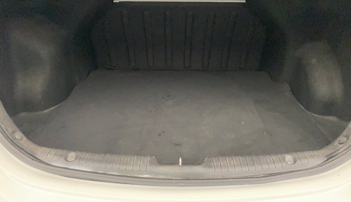 2016 Hyundai Verna FLUIDIC 4S1.6 VTVT SX O, Petrol, Manual, 85,605 km, Boot Inside