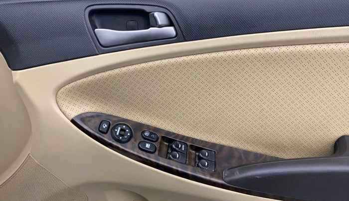 2016 Hyundai Verna FLUIDIC 4S1.6 VTVT SX O, Petrol, Manual, 85,605 km, Driver Side Door Panels Control