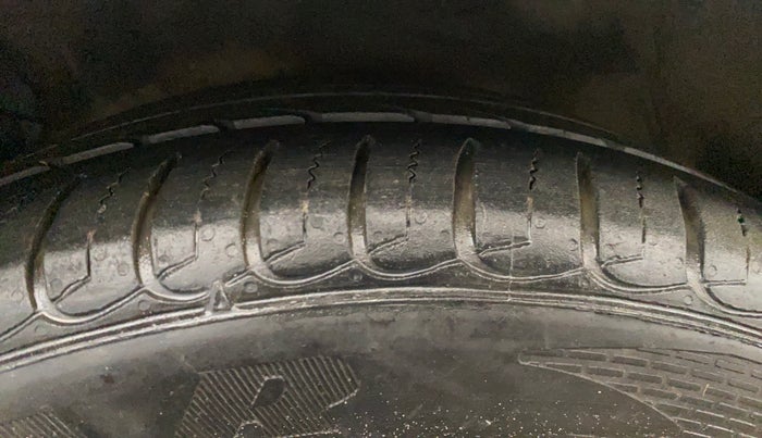 2016 Hyundai Verna FLUIDIC 4S1.6 VTVT SX O, Petrol, Manual, 85,605 km, Right Rear Tyre Tread